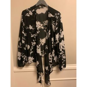 2/$25 Flowy B&W floral print blouse
